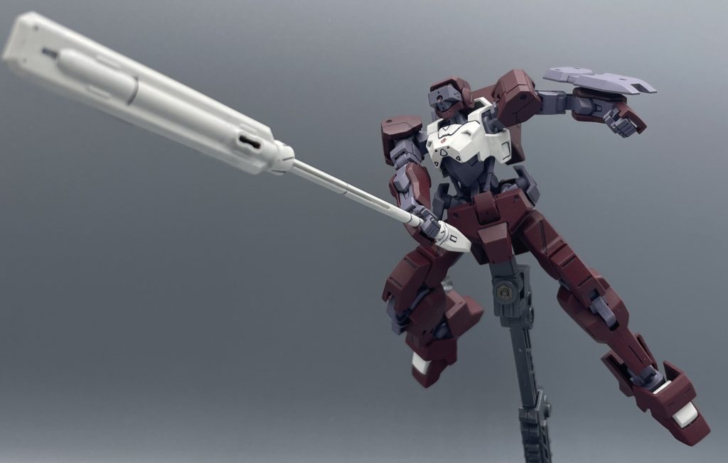 ガギィィィイィィィンッ！！！！　イオフレーム獅電の戦闘方針は、単機突撃よりも”集団でボコす”ことが想定されているようです。私は持っていないんですが、オプションパーツセットには獅電用のバットが付いてくるんですよね。集団になって金属バットでボコすとか、治安が悪すぎる(-_-;)「戦いは数だよ、団長」ってことですね。怖すぎる・・・