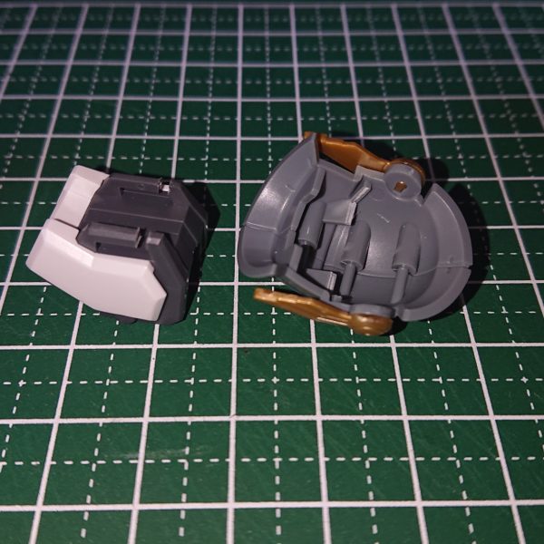 81番目のストライクの仮組ができました！今回の機体は、騎士をモチーフとした近接戦型のストライクとなっています💡騎士らしさを出すために頭部を“ジャスティスナイト”のモノに変更して、機体全体を“30MFクラスアップアーマー(リーベルパラディン)”のパーツで固めてみました！結構、騎士っぽく仕上げることが出来たと満足していますｗ仮組時点でのお気に入りポイントは“腰部のサイドアーマー”ですね💡元々の形状の問題で直接サイドスカートに取り付けることは出来ませんでした💦なのでリアスカートに余ったパーツで接続部分を作り、サイドスカートのポジションまで追加アーマーを持ってきている感じになっていますｗ結構悩み抜いてこの形にまで持ってきたので、もの凄く思い入れがありますね✨リアスカートの接続部分がまる見えだととんでもなく格好悪いので、背部に取り付けた“マント”で隠すようにしています💡このマントは“30MFクラスアップアーマー(リーベルエンタンチャー)”のモノを使用していますマントがあるとグッと騎士らしく見えてきますねｗ新しい試みとしては、脛部分に3㎜の穴を開けて“脛当て”のようにアーマーを付けてみました💡騎士らしさを求めて今まで開けたことの無い場所に思い切って穴を開けてみましたが、結構良い感じのデザインになったので今後は多用していこうかなと考えていますｗ1番の改造ポイントは“右肩の追加アーマー”です💡クラスアップアーマーの肩アーマーには穴も軸も無いので、簡単にくっ付けることは出来ませんでした💦どのようにくっ付けるか試行錯誤の末に辿り着いたのが、ストライクの肩フレームに1㎜程度の切り込みを作り、ここにクラスアップアーマーを噛ませることでグラつくことなく保持する方法です✨この方法を見つけるためにクラスアップアーマーとストライクの肩パーツを1つずつダメにしてしまいましたが、その代償に勝るぐらいの結果を得ることが出来ました💡今後は同じ方法でいろんな肩アーマーを取り付けることが出来ますね！30MFのクラスアップアーマーを何種類か仕入れてきたので、この先暫くは騎士をモチーフにしたストライクが続くかもしれませんｗでは、塗装を頑張りますので完成投稿でまたお会いしましょうｗ（4枚目）