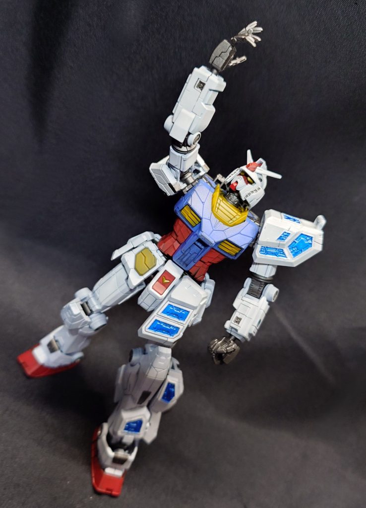 そして立ち上がって、いつか(遠くない未来に)宇宙(そら)にも手が届く。(立像は)そんなことを表現しているのかなと写真を撮影していて感じました(gundam-kao3)