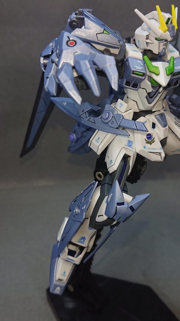 部分塗装にタミヤのエナメル塗料・ブラック・ホワイト・ロイヤルブルー・フラットレッドセンサー部分にはMr.メタリックカラーGX・メタルイエローグリーン