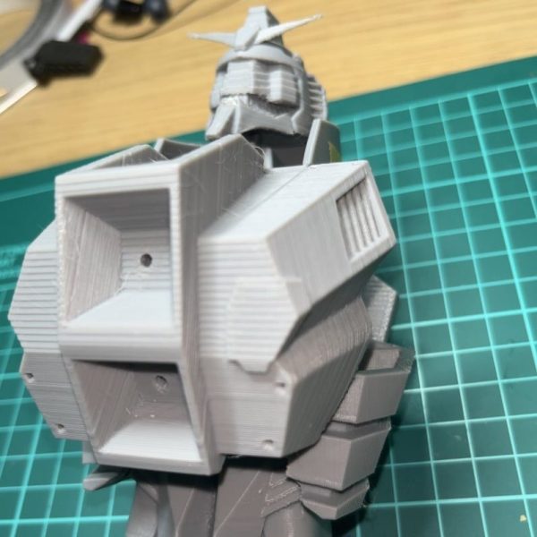 3dプリンタでサイコガンダムGQの腰アーマーを出力しました。おじぎできるぐらい柔軟に可動できていてよかったです。（1枚目）