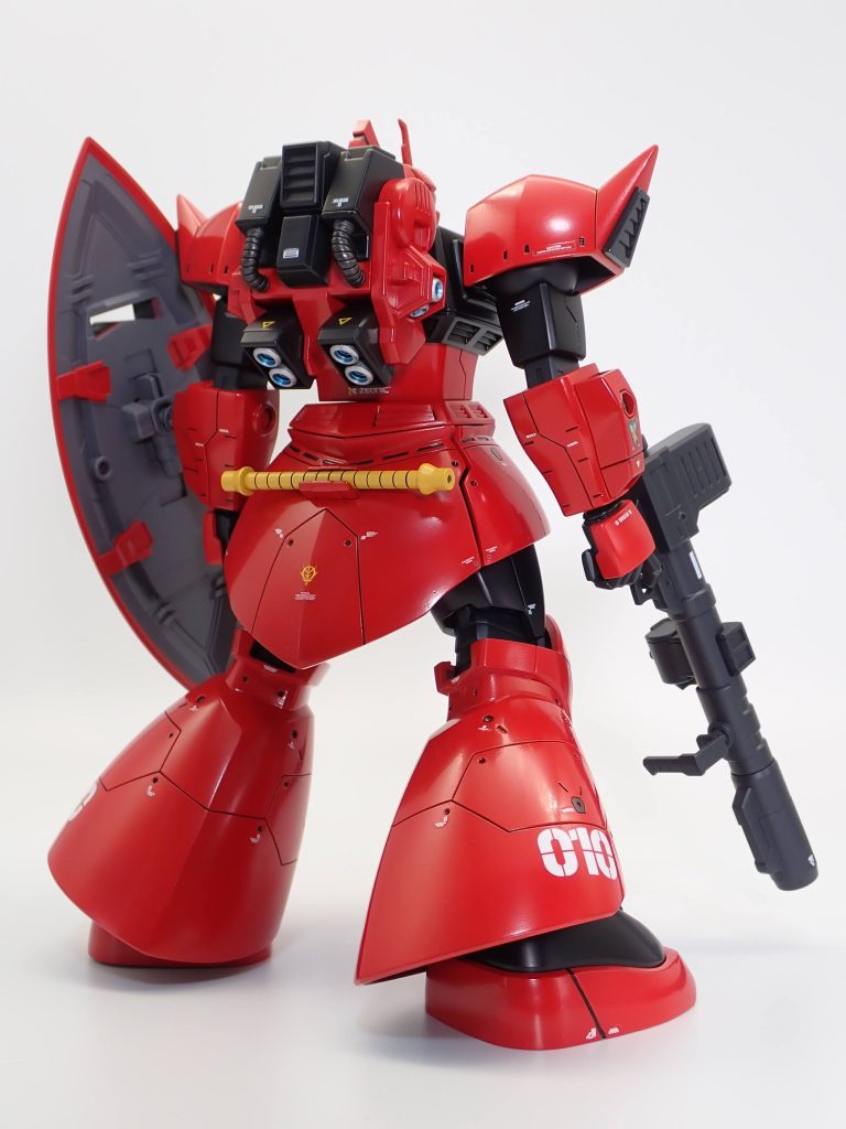 という経緯なので、スタイルはファーストガンダム時のどっしり感を出しつつ、ディテールはメカ感強いMG2.0とジョニー・ライデンの帰還を参考にしてスジ彫りしました