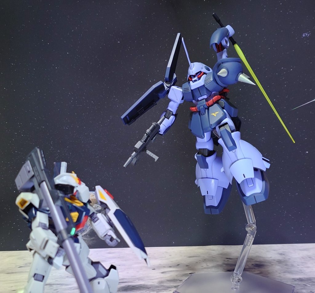 体勢を崩したガンダムMK-Ⅱに斬りかかる!