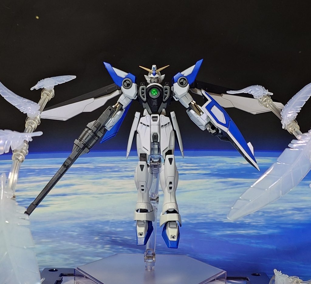 バードモードに変形出来る/出来ない論争については、“一見それっぽい形には出来る、キットの設計的にもある程度想定はされている、しかし完璧な変形ではないので変形出来ない側”と解釈。塗膜が削れては困るので、変形させないことにしました。EGであることに拘りが無いのであれば、HGACをバードモード専用に用意しても良いかも、と思いつつ終わります。