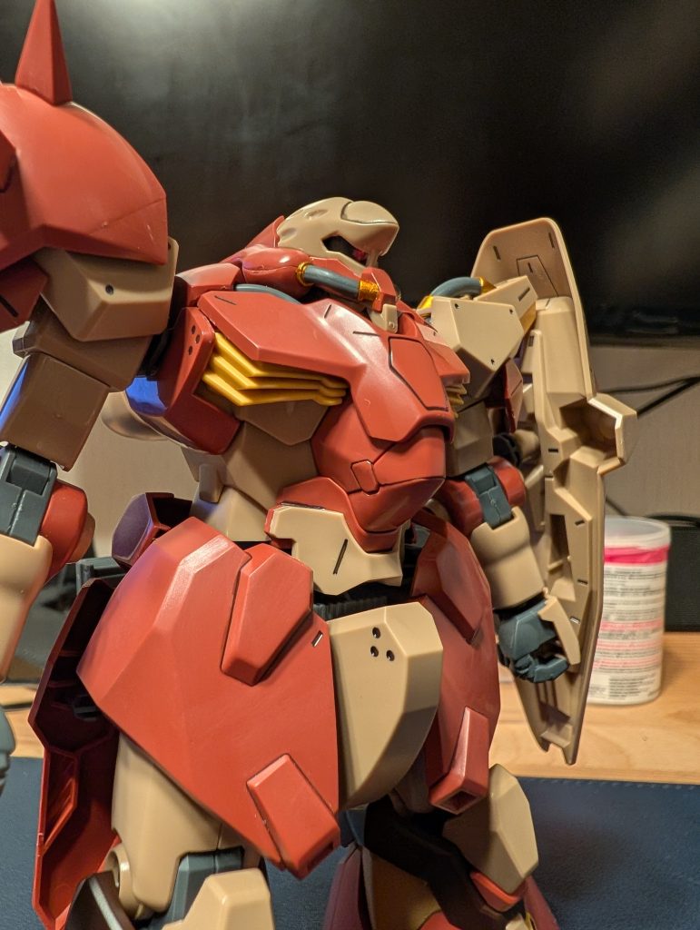 組み上げ＋スミ入れ。今回初のタミヤのエナメル塗料でのスミ入れに挑戦。無塗装だと割れる可能性があるとのことだったのでビビりながらトライ。見事に割れることなくできました。