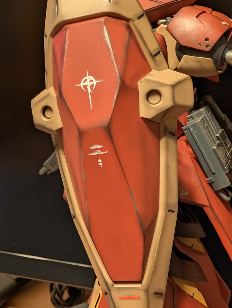 シールドも閃光のハサウェイのデカール貼り付け。なんか汚し方下手くそですね。