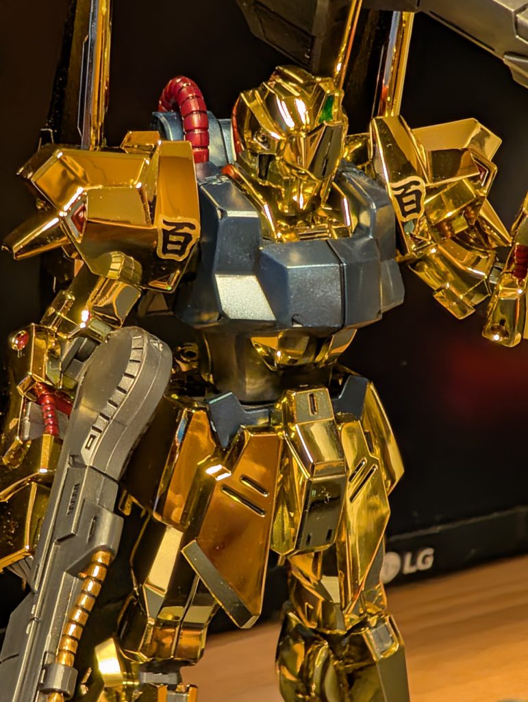 百式はライフルのパイプ部分をイエローゴールドで塗ってエナメルブラックでスミ入れ。ガンダムマーカースミ入れペンでスミ入れしてた頃はガンダムマーカーで塗ったところには墨入れできなかったのでひとつレベルアップした気分です。