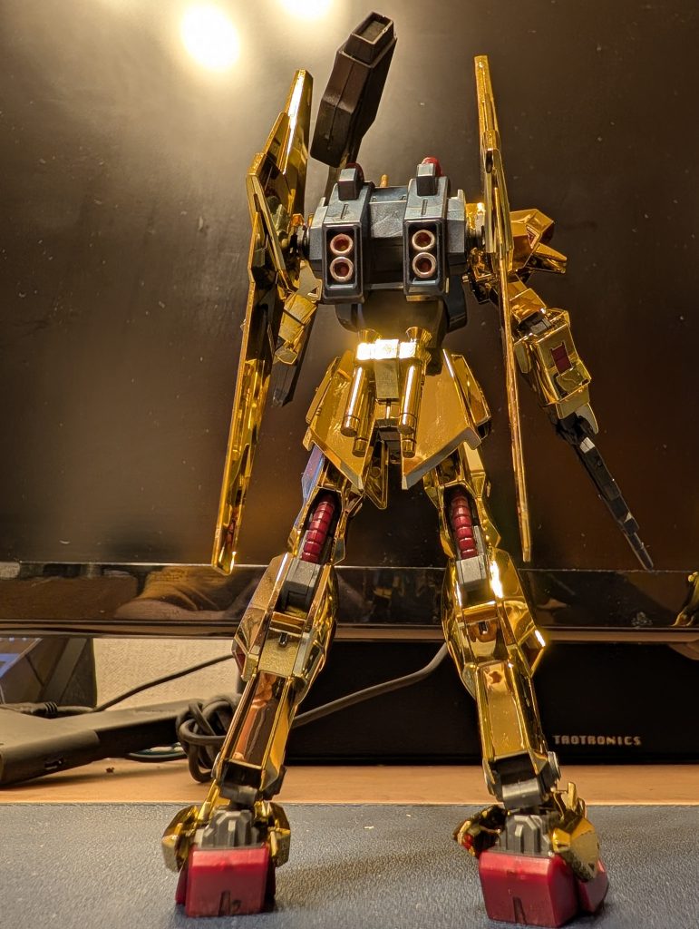 百式のバッグショット。バーニアも中をコスモメタレッド、外をシャインシルバーで塗装。