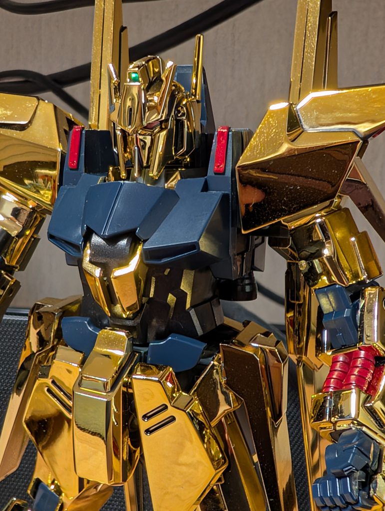 百式は胸部と腹部が色分けされてますが、デルタガンダムは胸部と腹部が同じ成型色だったので、メタリックブラックで塗装。