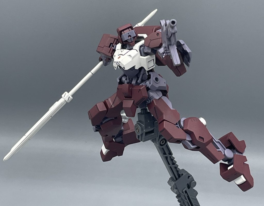 獅電・戦闘開始ッ！！　獅電は量産機と言っても核となる動力”エイハブリアクター”は、デブリ帯からかっぱらってきた厄祭戦時代の超遺物だそうです。　改めて、厄祭戦時代の技術インフレはトンデモナイですね。。。エイハブリアクターを芯として、現在の技術で錬成したフレーム技術を組み込んでいって造られたのが、イオフレームです。