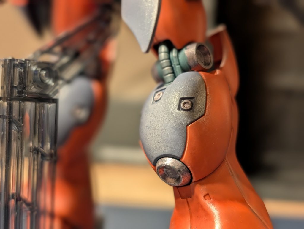 ふくらはぎも塗り分け、気に入ってます。丸いところもヘビーガンメタで塗り分け。いい色です。