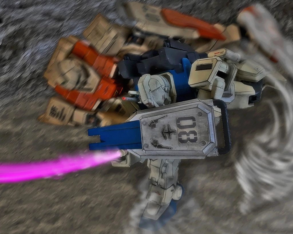 「これでどうだーっっ!!!?」シローが咆哮するとEz8はジムに脚をかけ投げ飛ばした。全長約18メートルするMSが空中で一回転する様は豪快な画だ。「なっ、何だとっ!?」ロブはまさかMSでこのような体術を使うとは予期できず勢いよく地面に叩きつけられる。その衝撃はとてつもなくロブはそのまま気を失ってしまう。「た…、隊長！武器も持たずなんて無茶を!!」ミケルはまたしてもシローの戦い方に度肝を抜かれる。「…まったく、幾ら駆動系を強化したからってなんてやり方しやがる！ありゃ再調整がいるな…」ジョニーも頭を掻きむしり呆れてシートにもたれ掛かった。