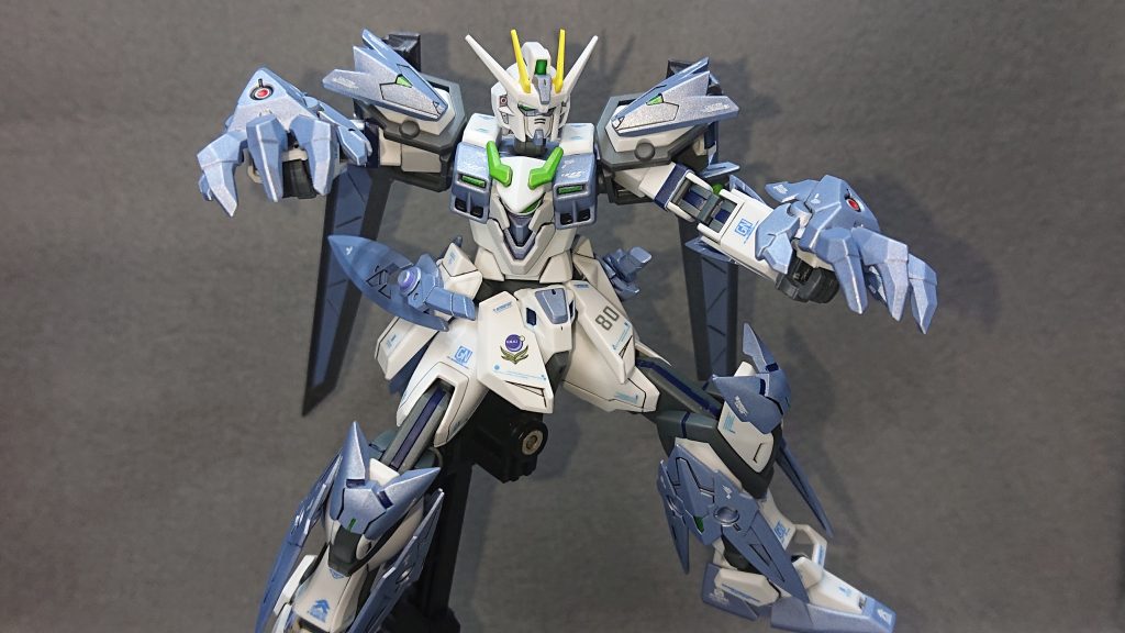 MS形態時のメイン武装は、両手に装備された“狼の爪”です💡戦闘方法としては、GNドライブの高い機動性で滑るように敵の死角に潜り込み、鋭い一撃で敵を仕留めます！足技なんかも駆使して戦うと、より獣っぽい野性的な戦い方になりますねｗ爪の甲の部分にはビームの発射口があり“GNビームピストル”ぐらいの威力があるビームが出ます✨基本的には牽制用の武装を想定していますねｗサブウエポンとして、サイドスカートに“短剣”が装備されています爪による攻撃よりも少しリーチが伸びるメリットと投擲による攻撃が出来るようになり戦略の幅が広がりますね💡