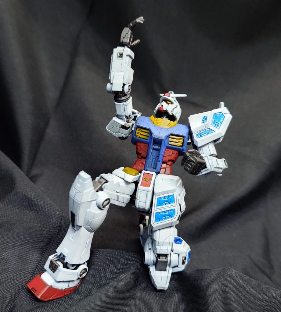 アンテナのシャープ化を行い、黒立ち上げの全塗装で製作しました。細かな部分は筆塗りで補完しています。脚部のディテールは少しクドくなりそうだったので、墨入れはあえてしていません。久しぶりの