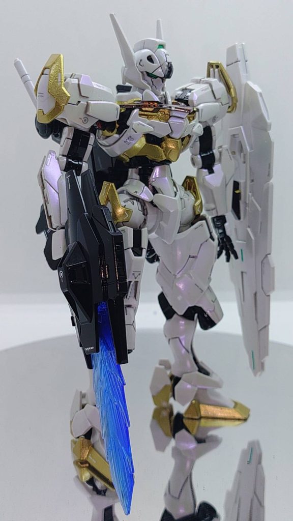 金色⇒クレオスさんの「ウルトラゴールド」黒⇒ガイアノーツさんの「ピアノブラック」白⇒クレオスさんの「アメジストパープル」スミ入れとデカールを貼って、光沢のトップコートで完成です。