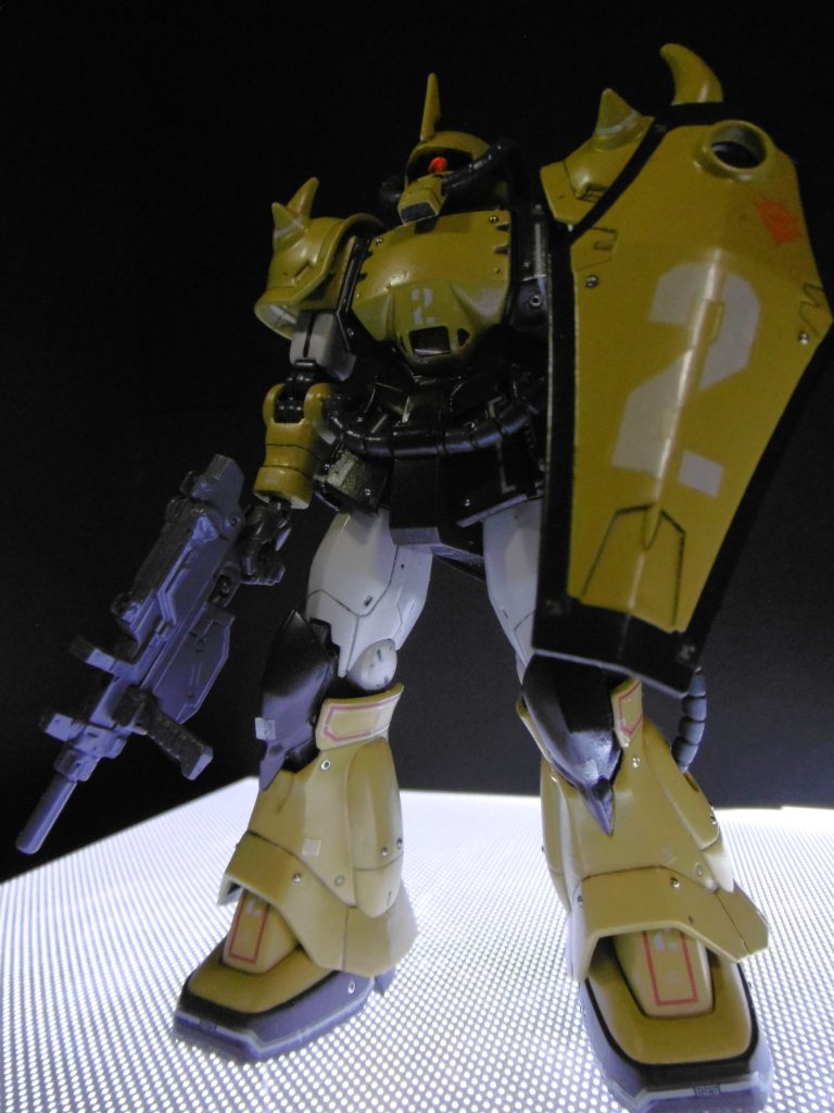 写真ではわかりにくいですが、モノアイはLEDで電飾化しています。