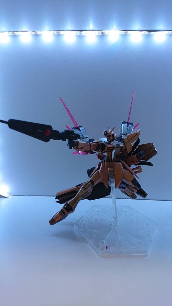 60mmビームライフル名称が多少変わっただけであり、ハヤブサアカツキ改の装備する60㎜レーザーライフルと変わりはない。