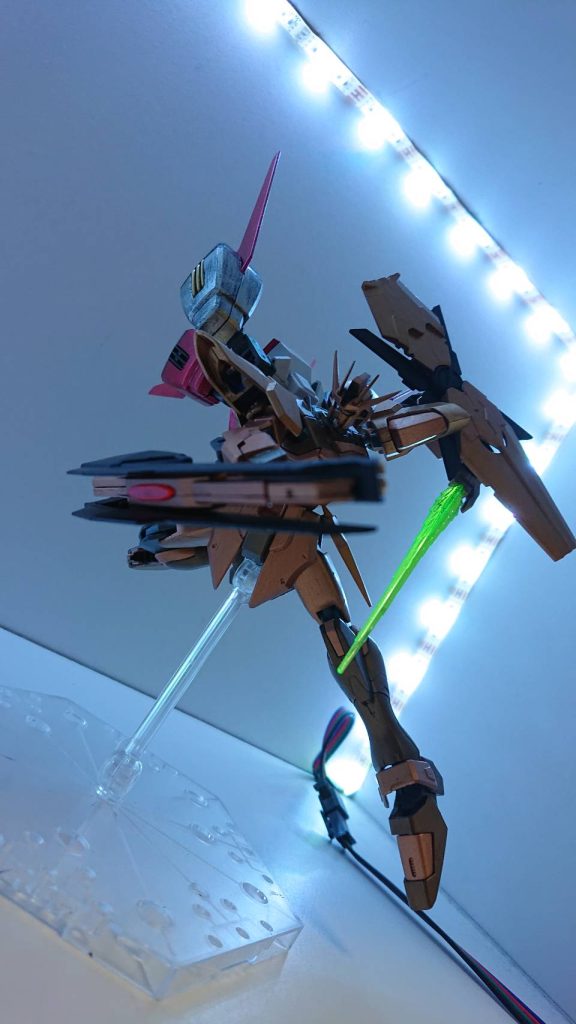 オンリーサテライトキャノン ソード状態近接戦闘用のオンリーサテライトキャノン。刃は強靭であり、全てを切り裂く。また、敵機に突き刺してビームを発射するなどの奇襲攻撃も可能だ。