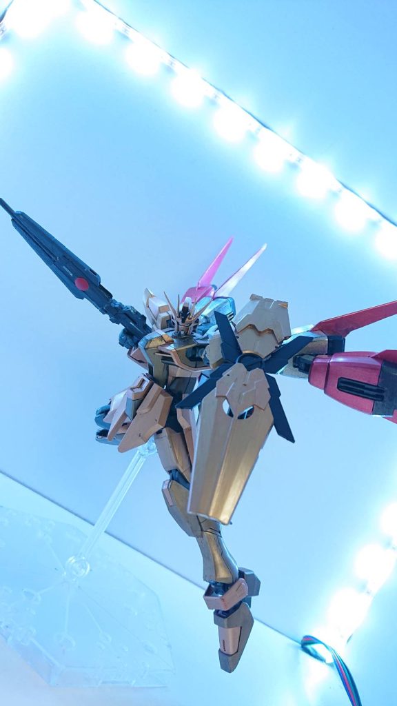 ビームライフル、シールド、全身の造形等でハヤブサアカツキ系列の姿が見受けられる。特徴的なのはそのバックパックである。直進の動きに強く、逆に立体的な動きが苦手になっている。ハヤブサアカツキ稲妻が圧倒的な「力」であるなら、ハヤブサアカツキ極は「速」であると言えるだろう。どちらかというとこちらの方がハヤブサの名が合っているというのがゲントにとって最大の皮肉であるのかもしれない。