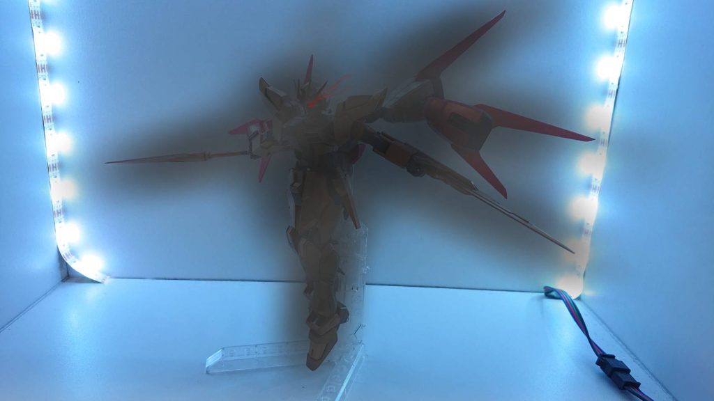 極限状態ハヤブサアカツキ極の最大の特徴は何と言ってもこの極限化である。オウマがブレイクデカールを使用したことで最強の防御を得た。その内容は”あらゆる物理攻撃を８割以上カット、あらゆるビームを跳ね返す、武装類への誘爆無効、状態異常・属性攻撃の無効、スタンの無効”だ。その姿と強化はまさに『極みに限りなく迫ったもの』の姿である。