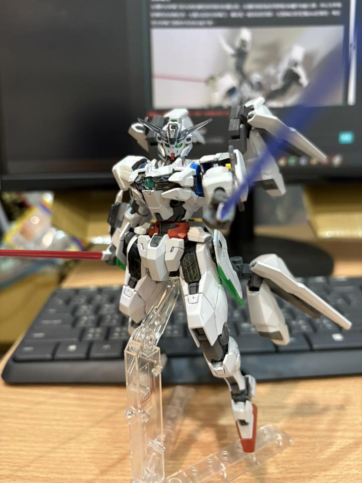 ビームサーベルは左青い、右赤い(紫紅?)