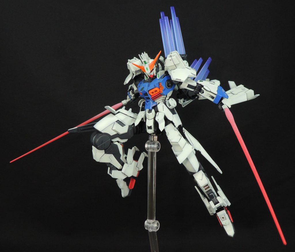 ■EES-ARMS-201ビームサーベル ビーム刃パーツは他のガンダムタイプ等のそれと同じパーツでした。表面を120番~240番の目の粗い紙ヤスリで荒らした後、根本にホワイト、先端にクリアレッドを吹き付けて調子をつけ、発光しているさまを表現しました。