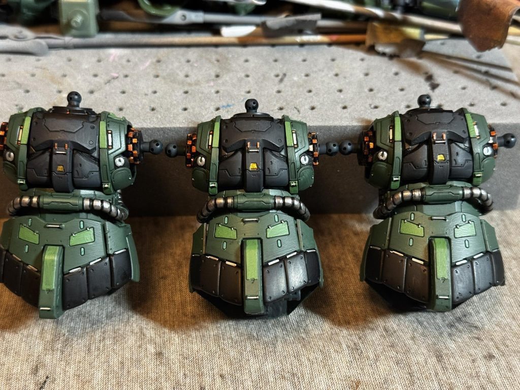 基本的にはシタデルとファレホの筆塗りです。金属部分は韓国土産の謎マーカーと、AKのマーカーを使っています。