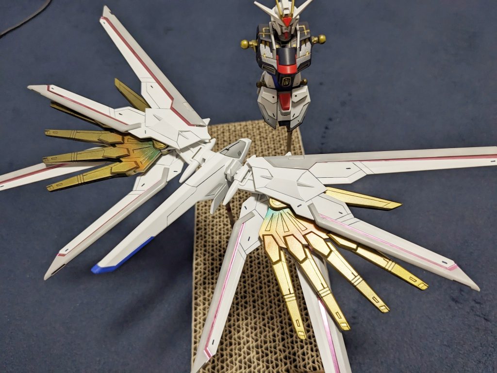 羽がでかい!! なんとなくですが映画「エイリアン」でクルーの顔にくっついたエイリアンを思い出しました。