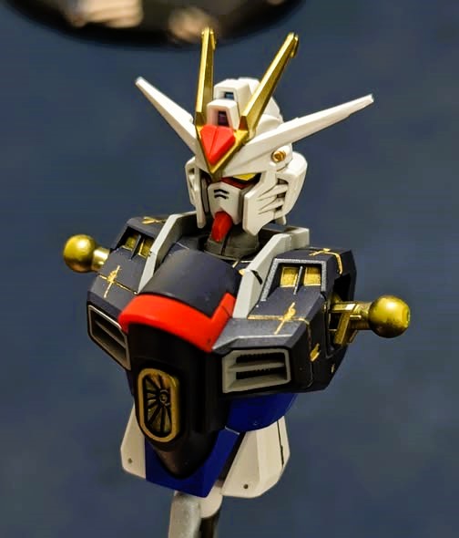 スジボリした部分をあえてゴールドにして強調してみました。豪華な雰囲気を出したかったのです。ちょっとやりすぎたかな