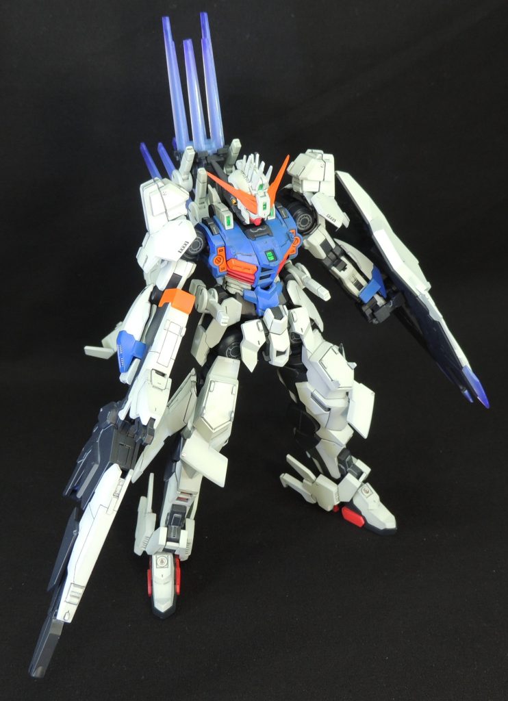 ■背面ユニットとフェザーエクステンション 台形状の大きなパーツ裏面に巨大な肉抜き穴があるため、0.5mmプラ板で塞ぎ、モールドを追加しました。12基あるフェザーエクステンションはラメ入りの成形色が美しいため、全塗装はせずに純色バイオレットで部分塗装することにし、整形は先端の角をヤスリでシャープにするだけに留めています。■装甲のフチの削り込み スケール感を意識して、腰部サイドアーマー、ヒザアーマー等のフチを裏面から削り込み、厚みを薄くしました。