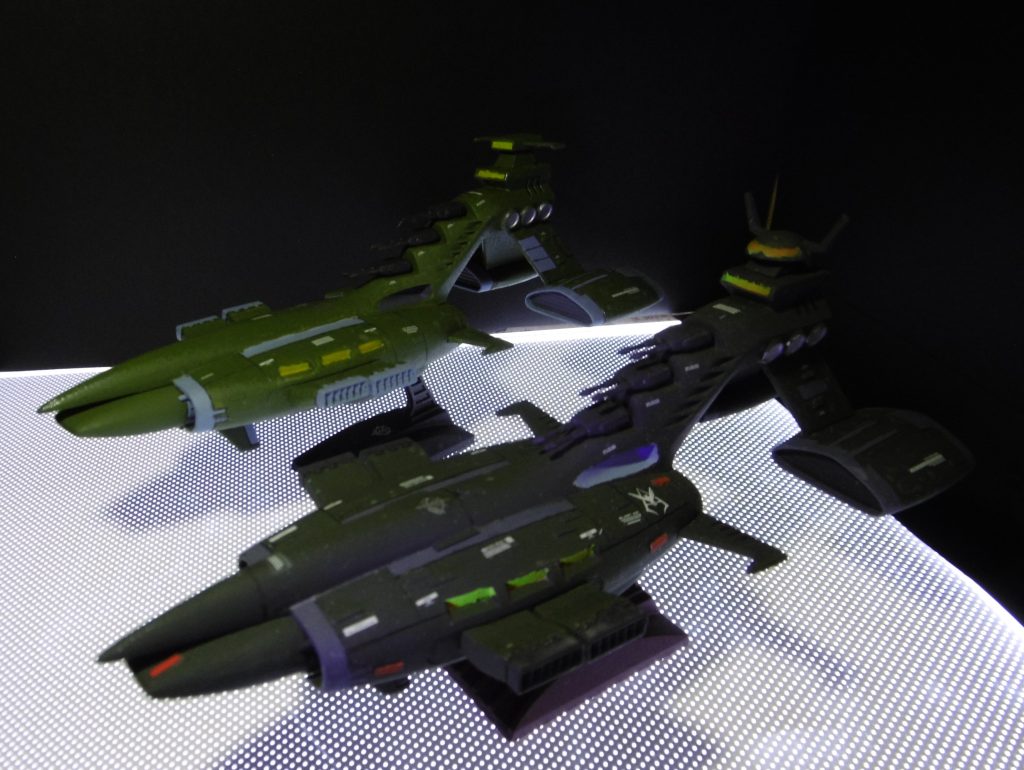 同時期にシャア専用ムサイも作りました。艦橋はUVライトで発光するように蛍光イエローを塗りました。