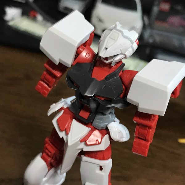 お久しぶりです。ぼんじんです。今回はhgアストレイをベースに、量産型モデルのジ、ジム.......ジムを作ります😅設定としては、ジャンク屋組合で半中古個体として販売されていたレイスタの後継機としてロウ•ギュール、ジャンク屋組合、オーブが協力し作られた。レイスタの欠点の一つであった、M1アストレイの中古個体のパーツを多く流用しているため、個体差が激しいとされていた。ロウのアストレイをM1アストレイやレイスタの美品パーツの使用し、一部再設計されたパーツを使用して作られた。生産拠点のオーブに機体と戦闘、実用データ提供することで多少、安価に製造できたと。と、妄想設定はここまでにしておきます！いったん!  （2枚目）
