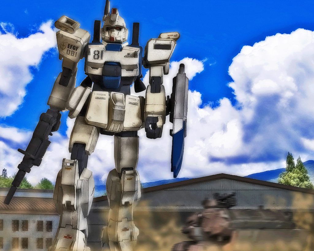 「隊長、カレン機、サンダース機が基地外に出て先行するので自分も続きます」ホバートラックのミケル・ニノリッチ伍長は隊長であるシロー・アマダ少尉に無線で伝える。「ああ、了解だ」シローは新型機の感触を確かめるようにゆっくりと歩かせる。モニター類を確認していると、カメラ映像により多数の仲間の連邦軍兵が自分に対し何か言っているのが見えた。声は聞こえないが皆ニヤけていたり中指を立てている者達ばかりだ。