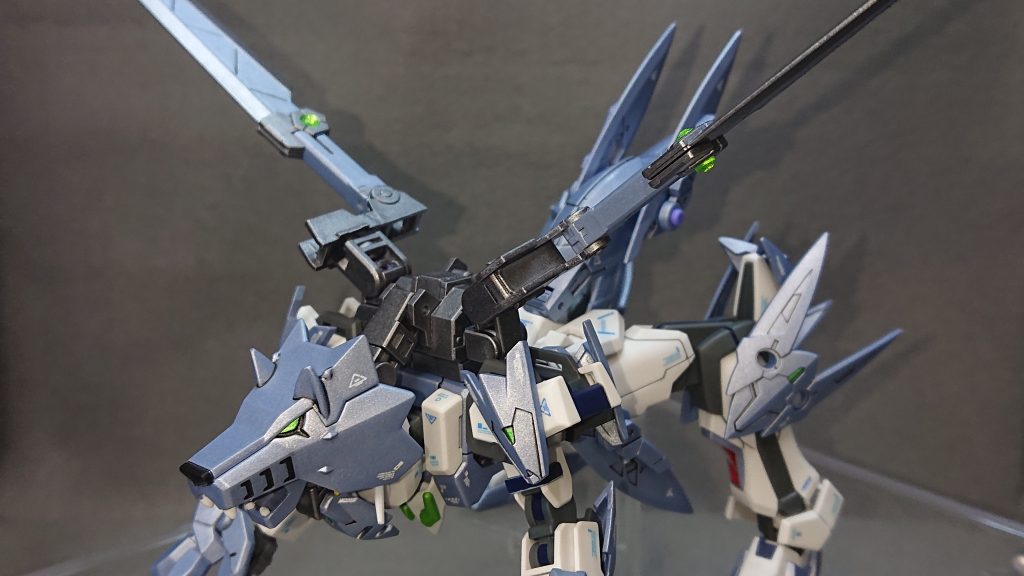 MA形態時の基本攻撃は“狼の爪”と“狼の牙”による近接攻撃になります💡素早い機動力で敵を翻弄しつつ死角から“狼の爪”による攻撃で関節などに少しずつダメージを与える“ヒット＆アウェイ”を得意とします！逆に“狼の牙”はパワー系で基本的に武器やシールドなんかの破壊を目的として使われます狼のように狡猾な狩りをするイメージですねｗ折角の動物型なので“テールブレード”も装備されています✨攻撃方法としては、天高く跳び上がり身体を丸めて縦回転をしながら突っ込んできます遠心力+落下速度で重たい一撃を叩き込む感じです💡バックパックには“ビルダーズパーツMSソード01”に収録されている2本の“大剣”が装備されており、左右に展開することで擦れ違いざまに斬りつけることが可能です！前面に展開すれば機動力を活かした強力な突き攻撃もできますね✨