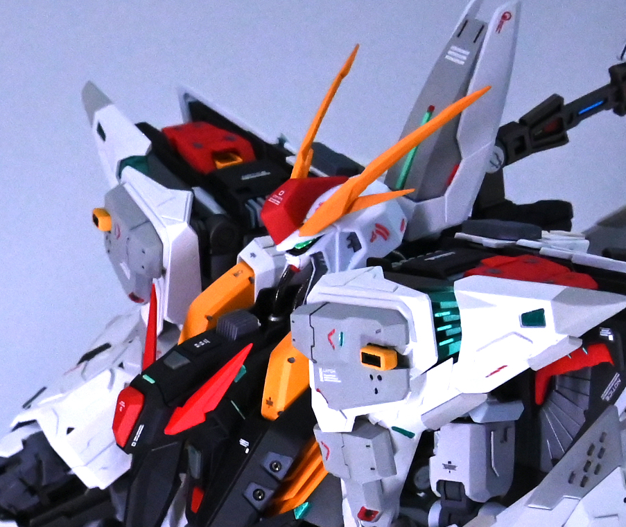 フェイスパーツはRGウイングガンダムゼロのものに差し換えています首には蛇腹チェーンを2本装備 肩の間がスカスカな印象だったのでジャンクパーツを組み合わせたもので埋めています