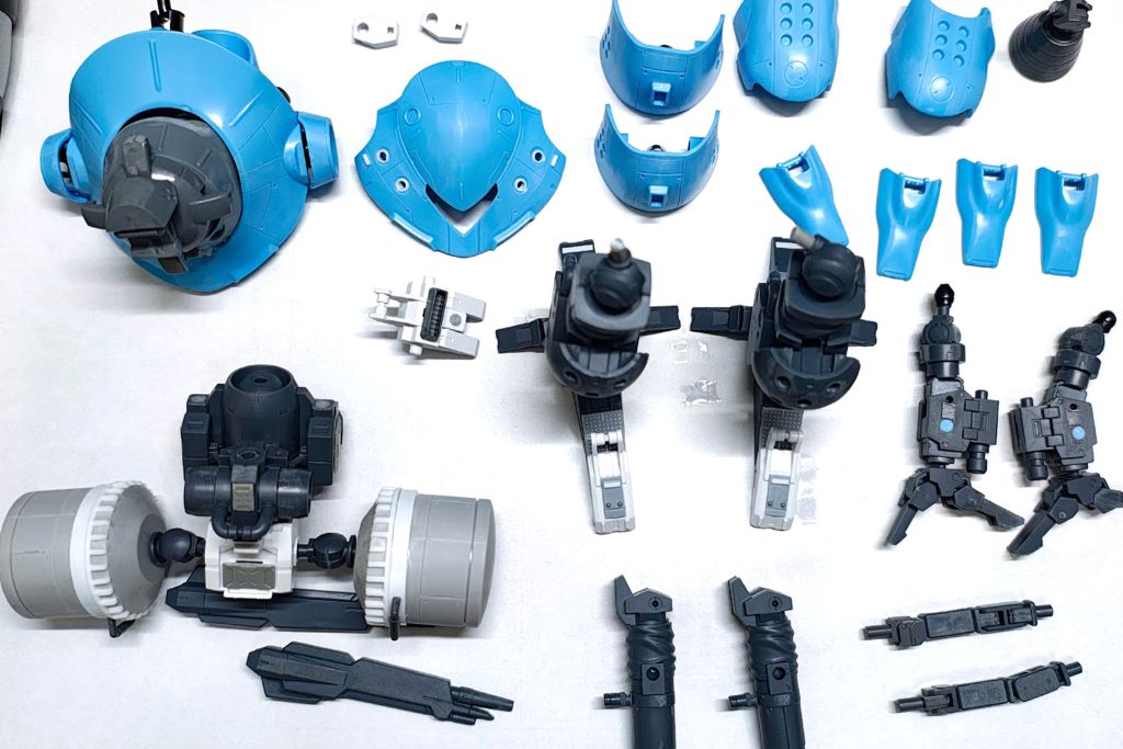 すべての工作加工が終わったところ。関節にはボールジョイントを仕込んだり、外装にはネオジム磁石を仕込んだりしており、塗装後でもなかりバラせるようにしています。