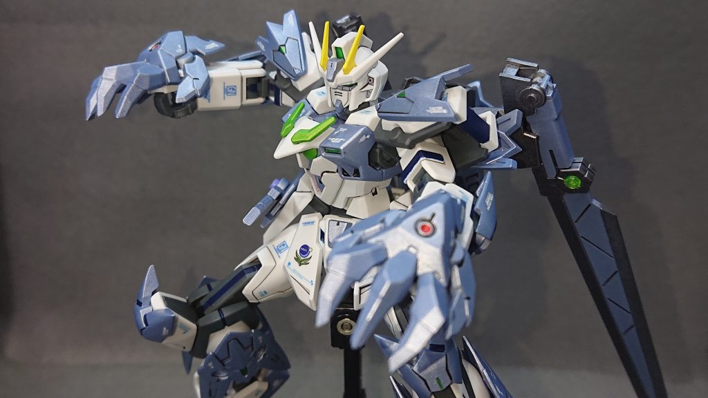 機体コンセプトである“狼”らしさを表現するために“30MSオプションパーツセット4(ステルスアーマー)”を2セット使用して機体全体をデザインしています💡このアーマーは尻尾がちゃんと収録されているのが良いところですねｗMS形態からMA形態に可変する際に肩や脚、尻尾などに使用されているディテールアップパーツが微妙に稼働するちょっとした拘りポイントがあったりします✨爪は以前制作した“タイガーストライク”と同じく“30MSオプションパーツセット1(スピードアーマー)”のモノを使用しています！デザインが好きですし、他に安定して入手できる爪パーツが見つかるまでは、この爪パーツを使用することになりそうですね💦頭部のウルフヘッドは“ジーエンアルトロン”の肩パーツのモノを使用しています！動物の顔を模したパーツって数が少ないんで結構貴重ですよね💡もっと種類があれば動物型ストライクが増えるのに残念ですｗ