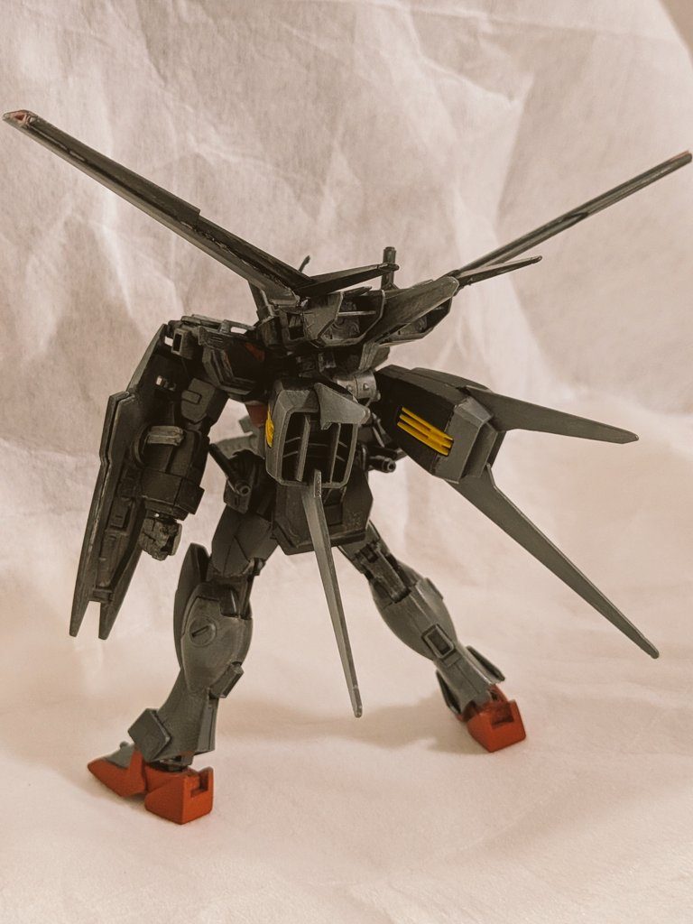 古い型の105ダガーにエールストライカー装備した特殊機体という量産機の属性特盛りな本機はseed系の機体で一番好きですね。