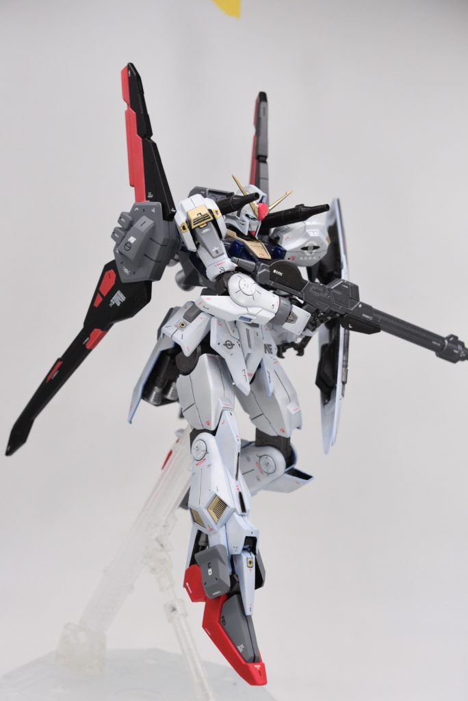 外装の裏側は黒系で塗りました。地味ですが、これをやるとやらないとではかなり違いが出ると思います。林哲平氏のガンプラ凄技テクニックより。