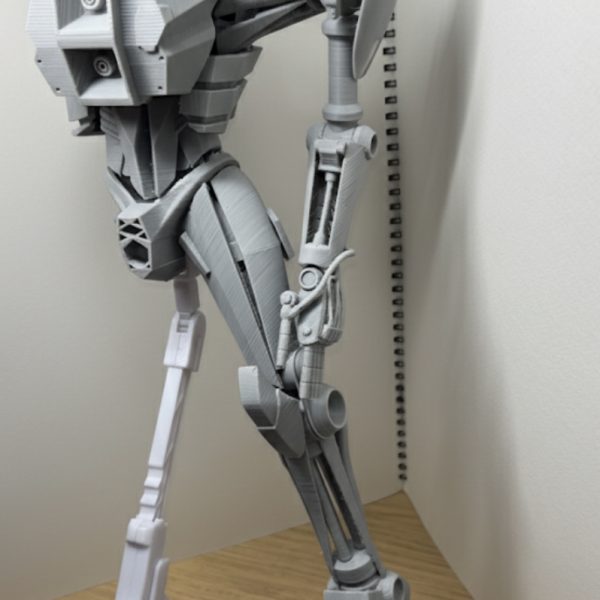 ジークアクス版サイコガンダムの方足を3dプリンタで出力しました。想定よりデカくてびっくりしました。（4枚目）