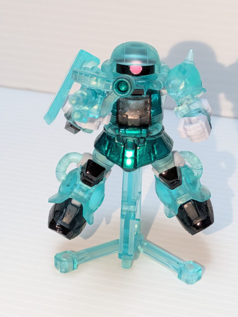 メタリックグリーン。足は足裏に黒塗ったら上のクリアグリーンが分からなくなって残念