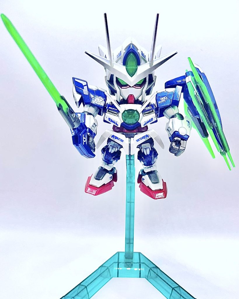 このキット、腕が曲がらないので、ポーズ取りにくい。クリスタルカラーのサファイアブルーを使ってますので、全体的にうっすら青く光ります。