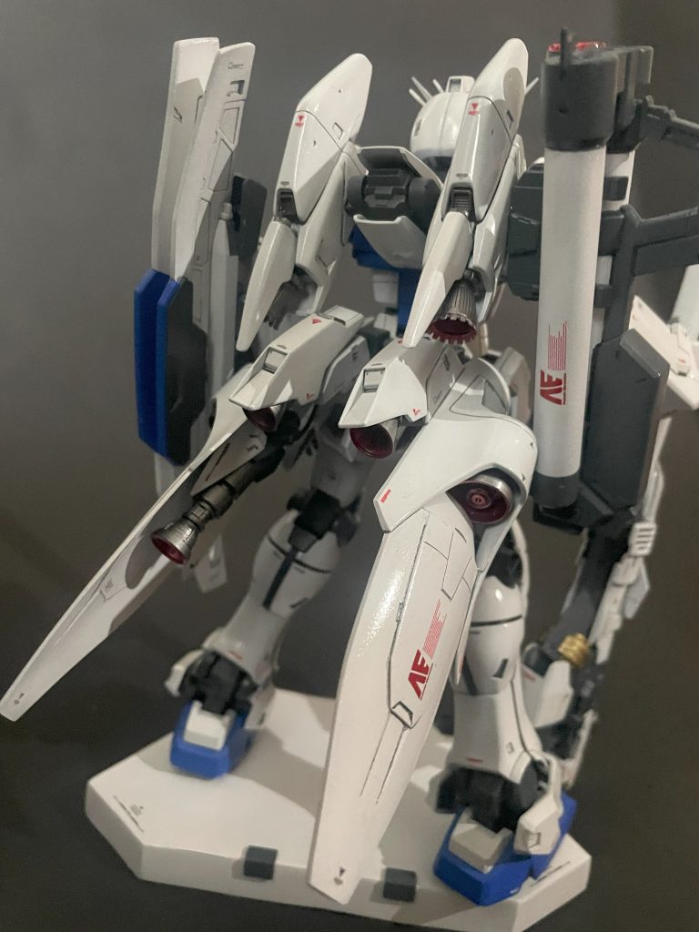 背後のスラスター類…お尻のテールバインダーが思いのほかペラっとした印象だったので、ディテールアップパーツやジャンク類で盛ってます。この…カメラがどこにピント合わせればいいのか困る感じのゴチャ付き感が好きっス!