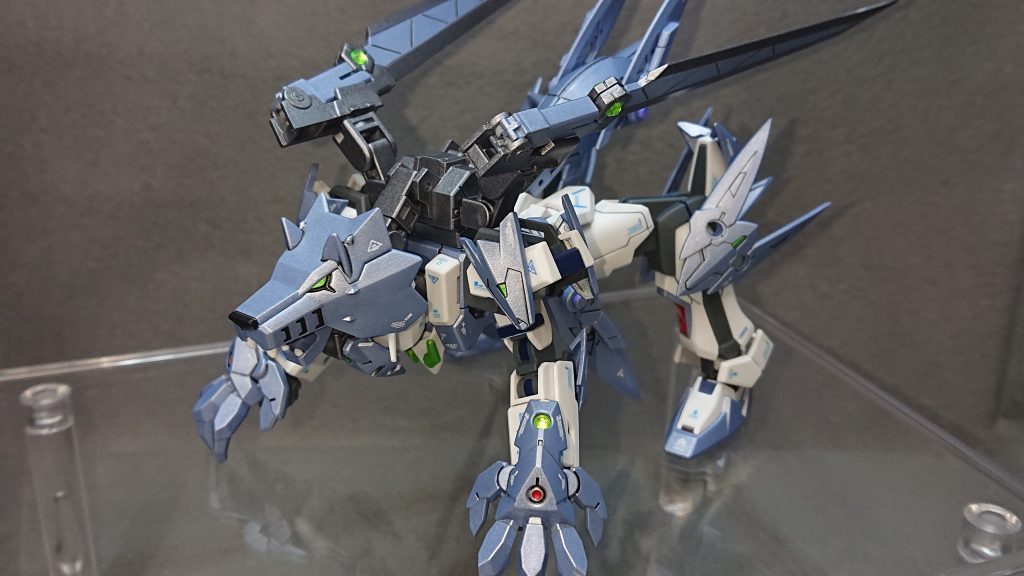 設定として取り入れた“GNドライブ”や“トランザムシステム”の案は自分の作品によくコメントをくださる“油壺の蒼き流星！さん”から頂いた案になります💡今回は急遽取り入れることになった為、ダブルオー系のパーツが間に合いませんでした💦ｗどうにかしてGNドライブを積んでいる表現はできないかと考えた結果、余剰パーツの山の中から“ウイングガンダムゼロ炎”の胸部パーツを見つけることが出来ました✨胸部パーツに丸いクリアパーツがあるとそれっぽく見えるかなって考えですｗこれだけでは説得力として弱いかなと思ったので、爪パーツやバックパックの大剣に“100均のデコレーションシール(黄緑)”を貼り付けることで“GNコンデンサー”を表現しています💡機体カラーとの相性も良く美しい仕上がりになったのでかなり気に入っていますね✨今後のストライク改造にデコレーションシールが増えてくるかもしれませんｗ