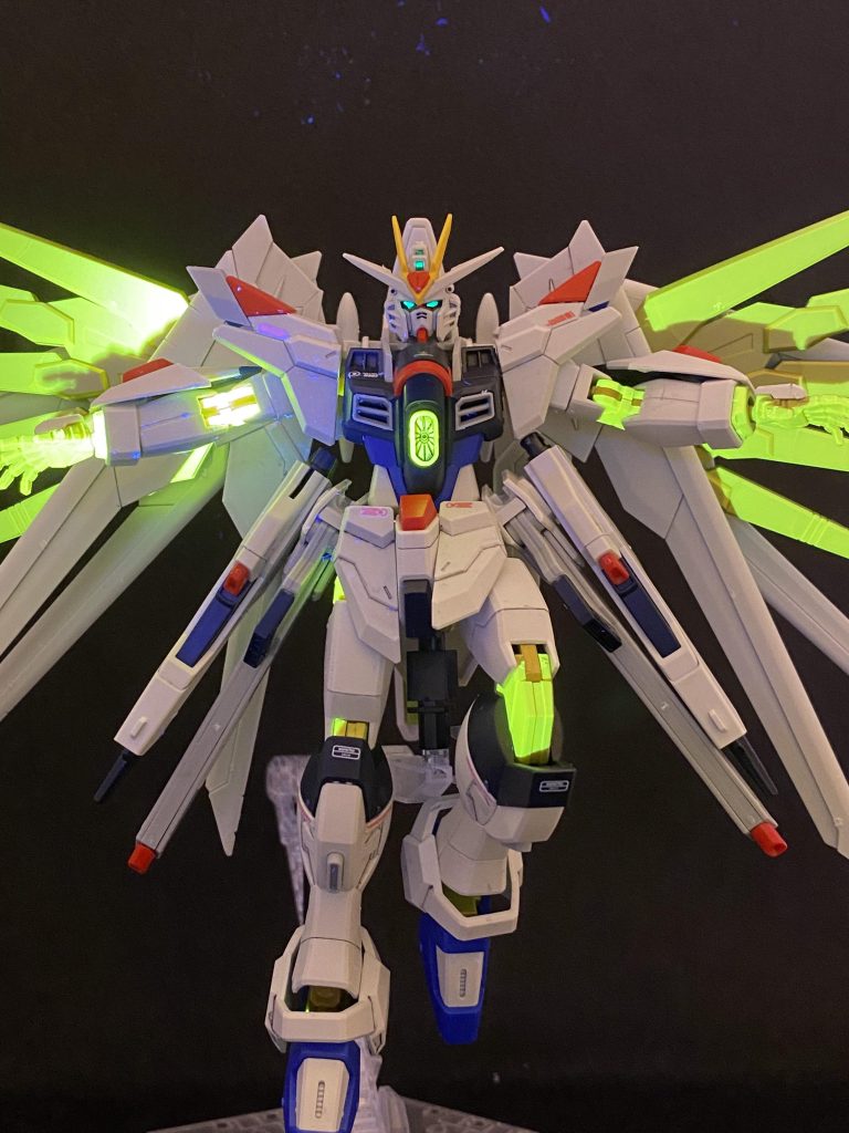 マイティーストライクフリーダムガンダムを作りました。蛍光塗料で目と盾とサーベルを光らせてみました。