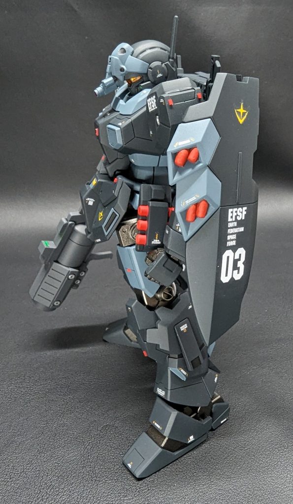 シールドのミサイル。これです。いや、一旦削り落してプラ棒から作成するか、マスキングからのエアブラシするか、気合の筆塗りか迷ったんです。選ばれたのは、筆塗りでした。赤は1回では全く発色しないので3回重ね塗りました。