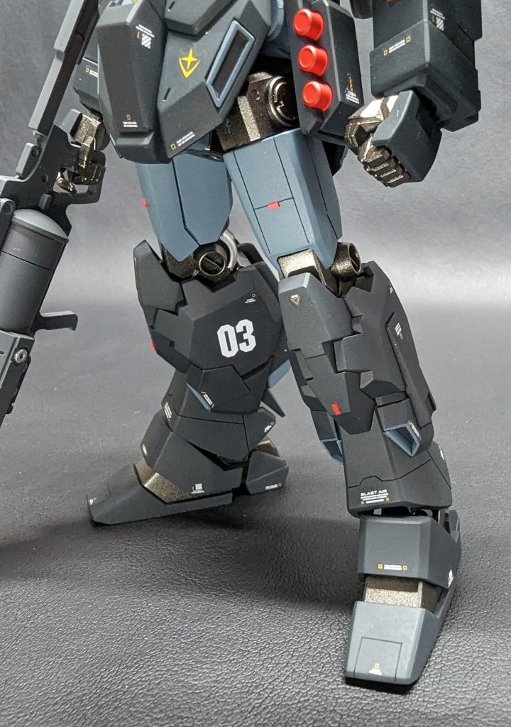 太ももとすね、それと足先にも新規でスジボリ追加してます。別パーツに見えるように頑張りました。太もも側面は段落ちモールド化で処理。