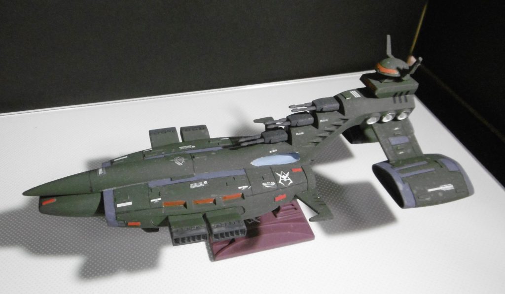 既存モールドを彫り直してから、スジボリを追加しパネルの塗分け、プラ板チップを要所に配置し、ディテールアップしました。塗装はラッカー塗料を筆塗りしています。