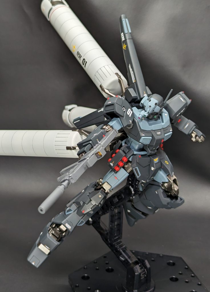 軽くポージングで。やはりヒロイックなポーズが似合いますね。スタンドに浮かせる事前提なので、どっしりと地に足付けたポーズよりも浮遊感のある射撃ポーズが映えます。