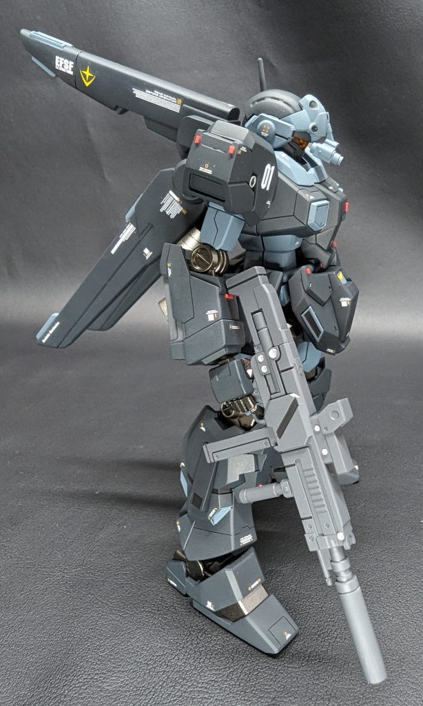 側面。二の腕と前腕側面への新規スジボリ追加、頭部とビームライフルの合わせ目消しを行いました。また、胴はプラ板を使用して1mm延長しています。ビームライフルの丸モールドも筆塗りでアクセント追加。